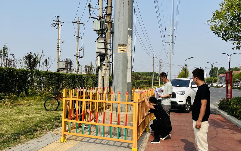 圖為審計人員對照竣工圖紙對建設(shè)項目進(jìn)行現(xiàn)場審核.png